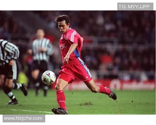 当足球明星被判犯规时的心理变化与赛场反应分析